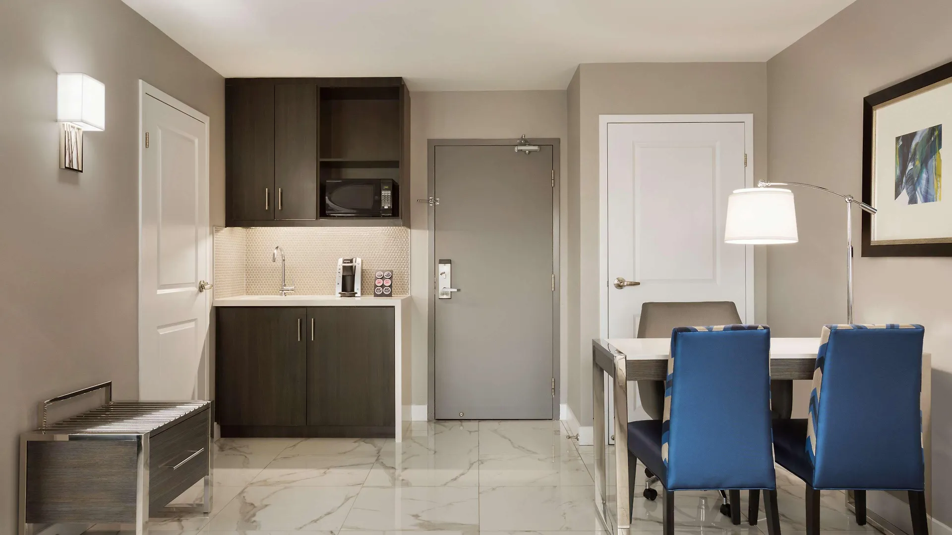 Embassy Suites By Hilton Toronto Airport 4*,