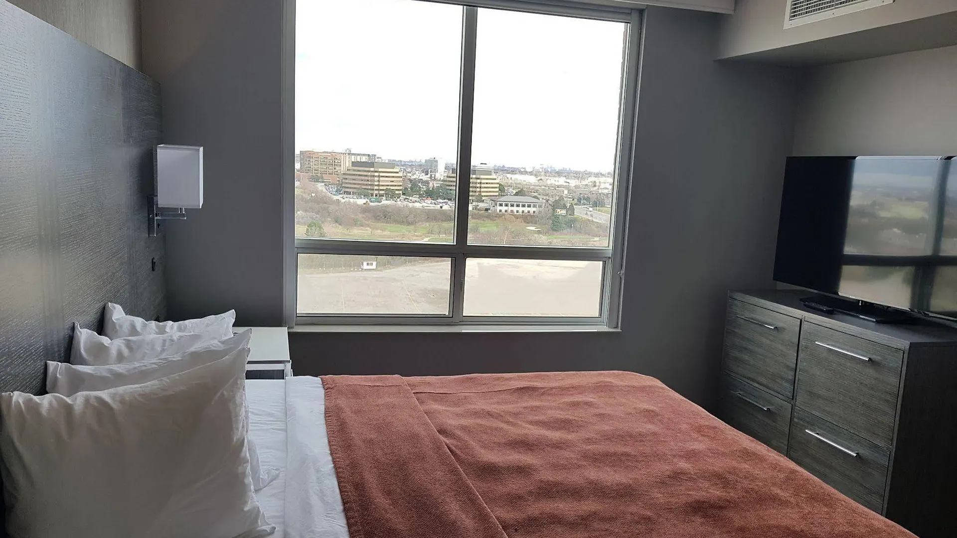 Embassy Suites By Hilton Toronto Airport 4*,