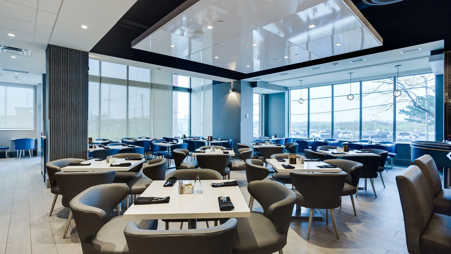 Embassy Suites By Hilton Toronto Airport होटल