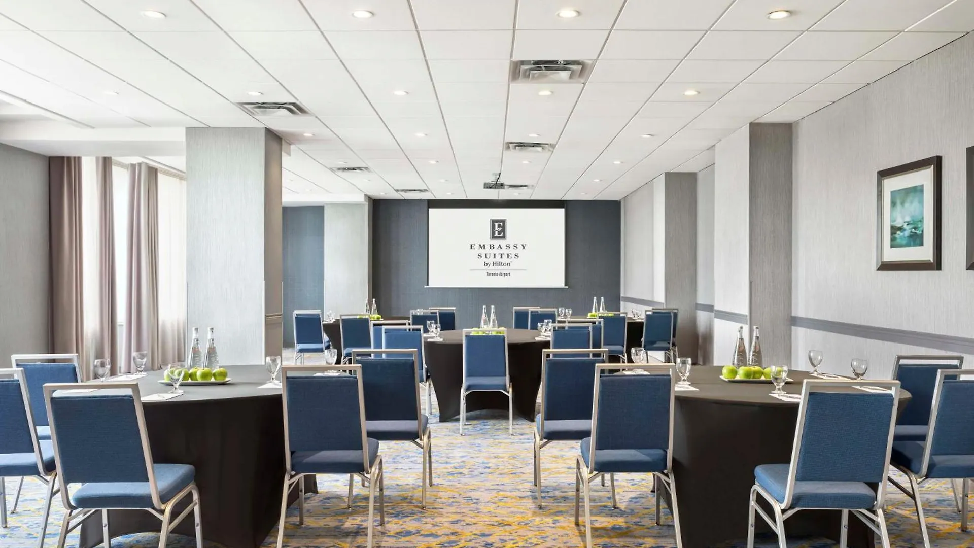 होटल Embassy Suites By Hilton Toronto Airport